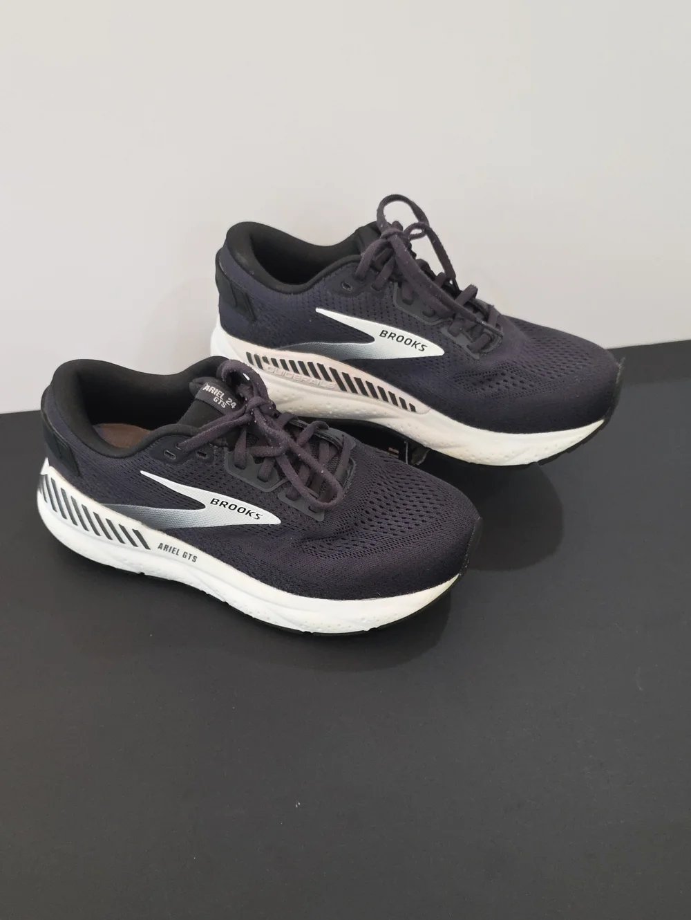 Brooks Ariel GTS 24 Women’s Black and White Running Shoes Size 8 2E Wide